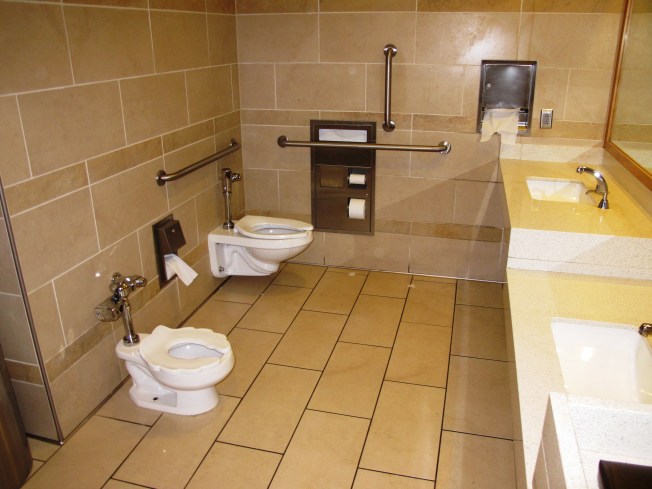 Mormonların aile tuvaletleri. Çocuklar için özel boy lavabo ve tuvalet gözden kaçmasın :)