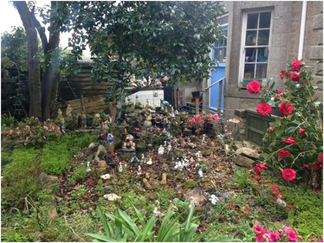 Morrab Bahçelerinde karşılaştığımız, kendini biblo toplamaya adamış bir insanın bahçesi. Kaç tane biblo var sayamadık tabii ama bu sadece görünen kısmı, evin pencereleri de biblolarla doluydu!